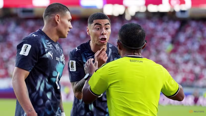 FIFA'nın 'ağız kapatma' kuralı: Paraguaylı Almiron kırmızı kart gördü