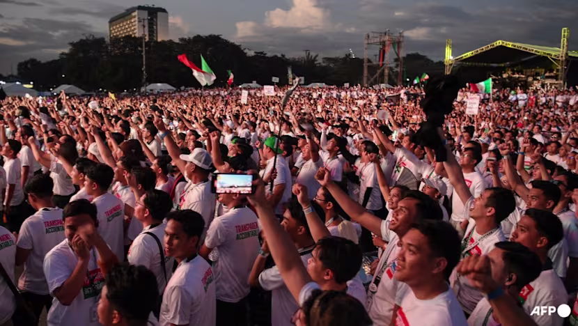 Filipinler'de binlerce kişi senatörün tutuklanmasını protesto etti