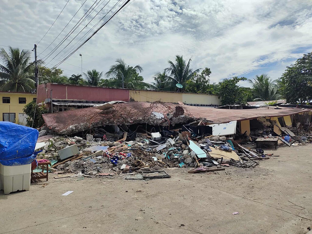 Filipinler'de Deprem Bölgelerine Gıda Yardımı Helikopterle Ulaştırılacak