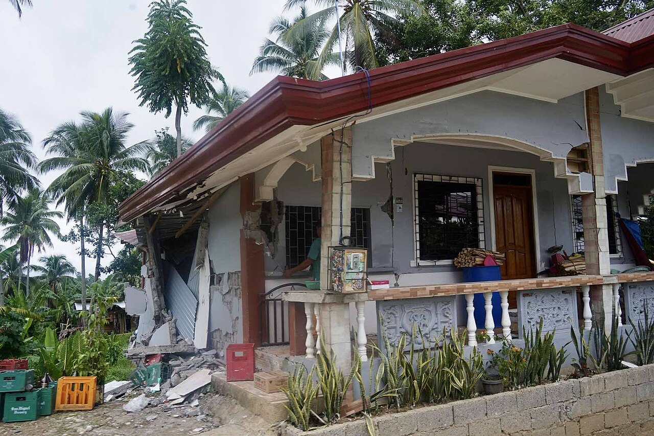 Filipinler'de deprem: Okul çatısı çöktü, ölü ve yaralılar var