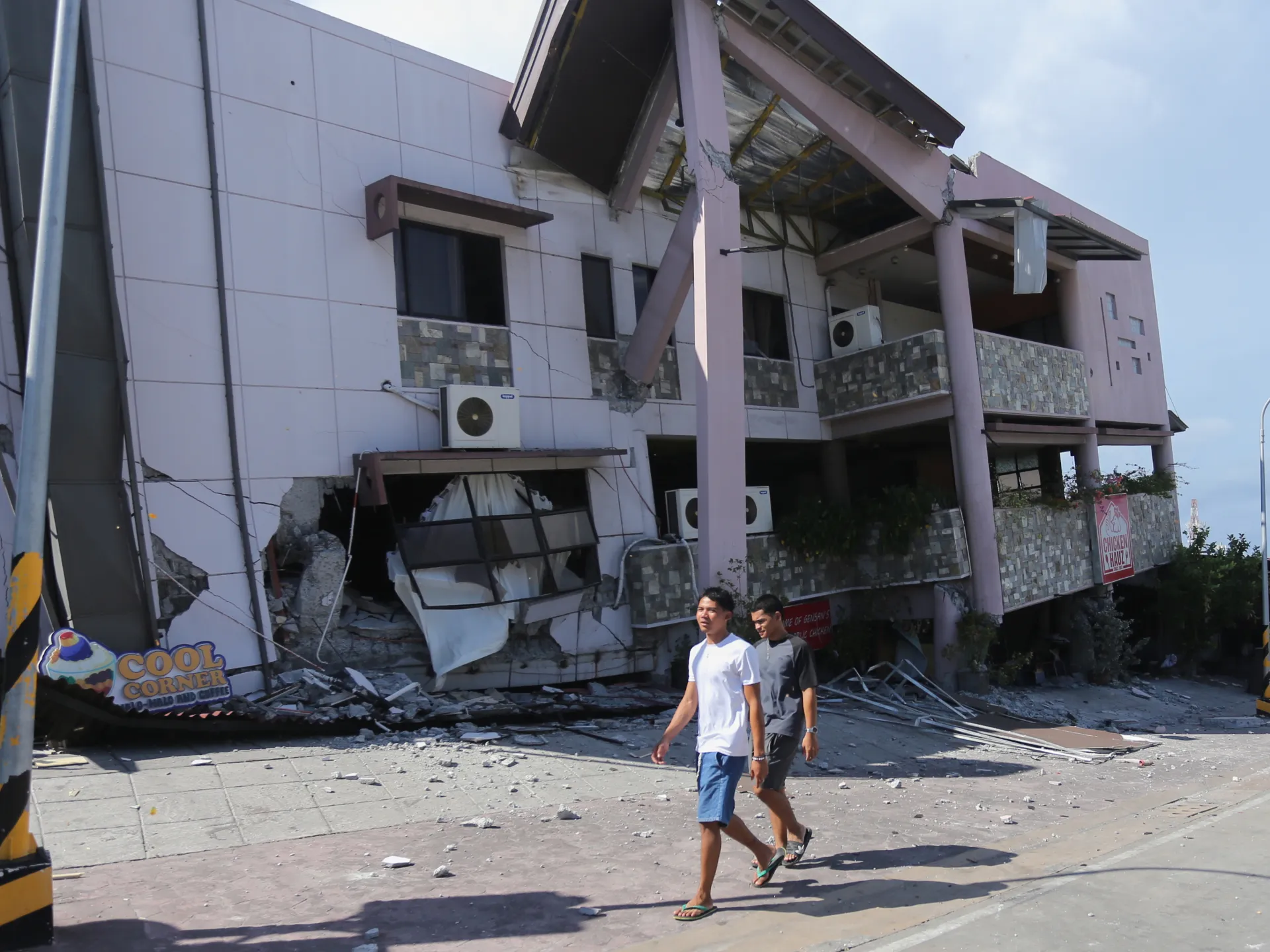 Filipinler'de deprem: Ölü sayısı 37'ye yükseldi, kurtarma çalışmaları sürüyor