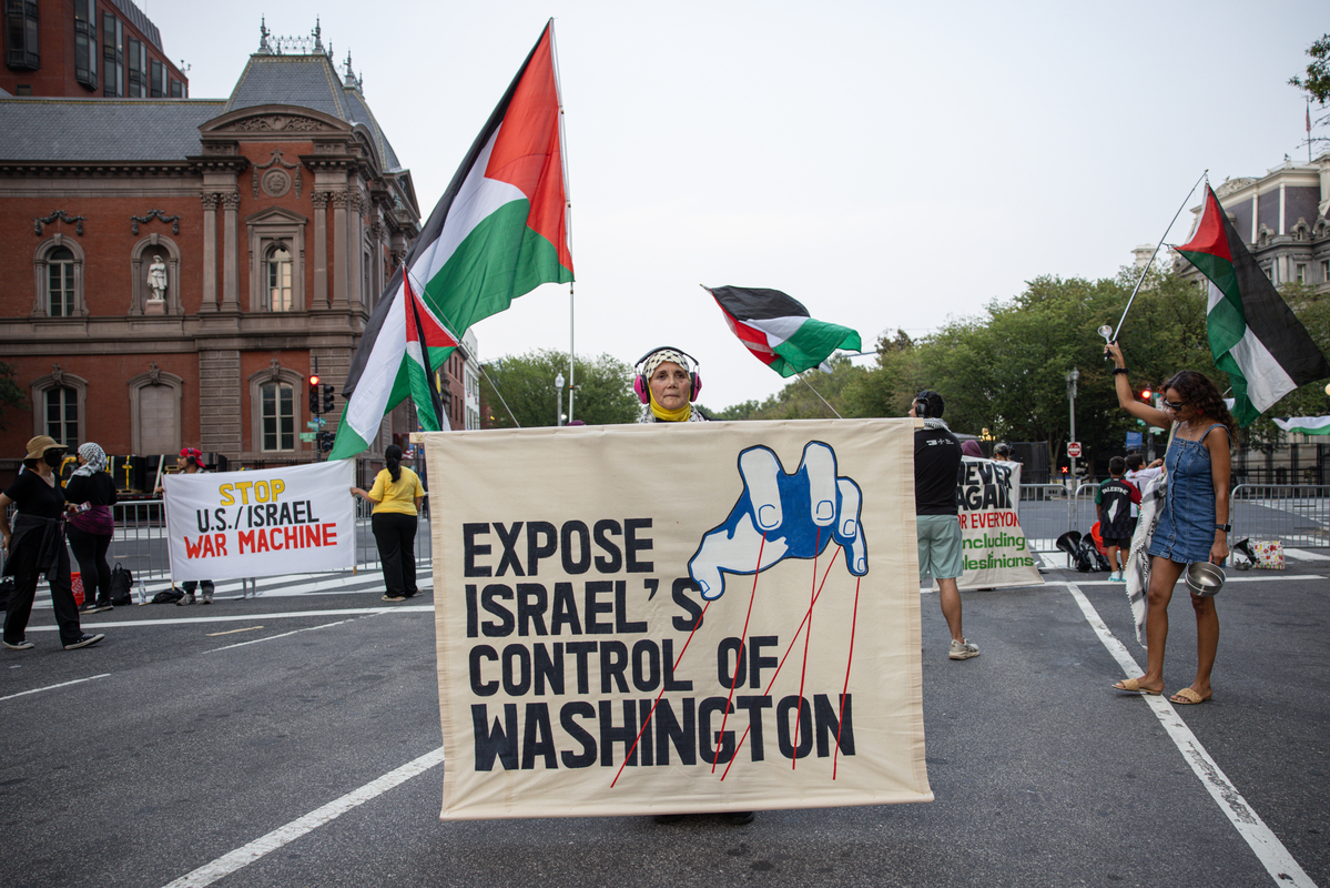 Filistinliler Beyaz Saray önünde Netanyahu'yu protesto etti