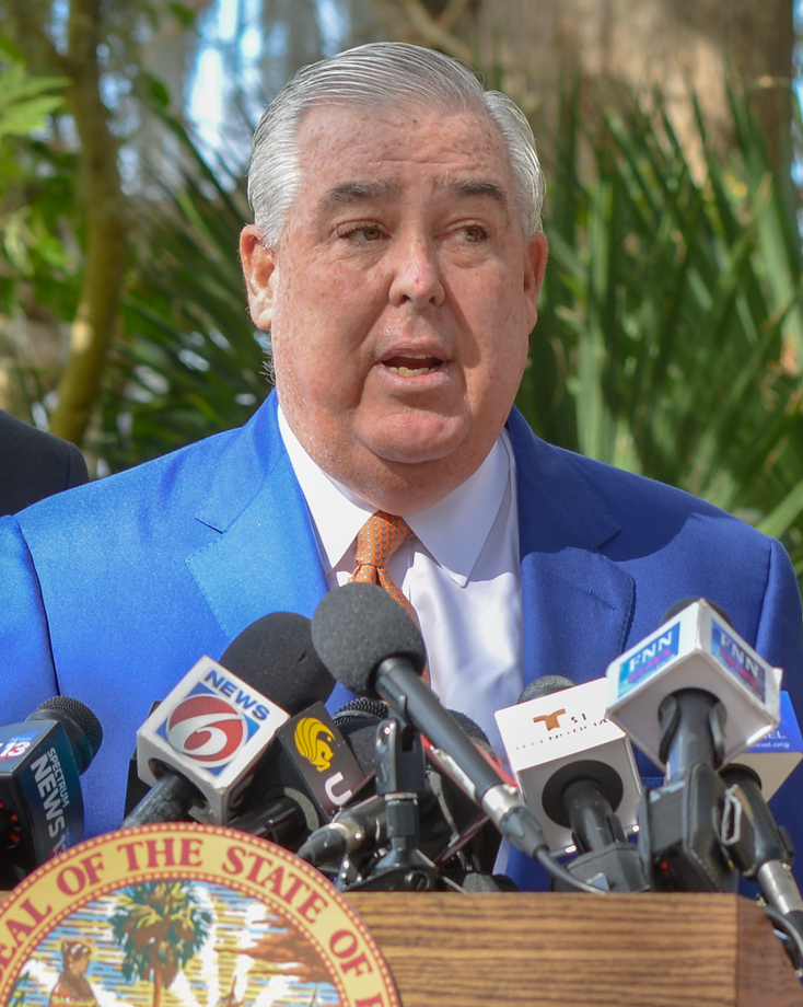 Florida'da boksör milyarder hukuk bürosu hissesini özel sermayeye satıyor
