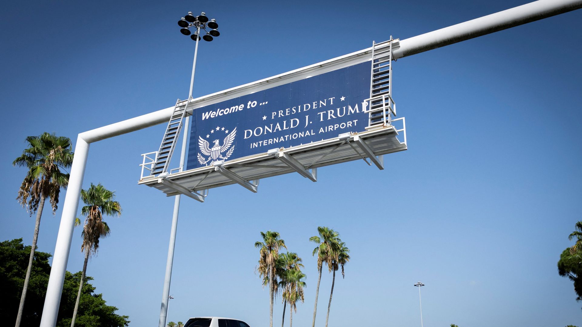Florida'da bir havaalanına Donald Trump'ın adı verildi