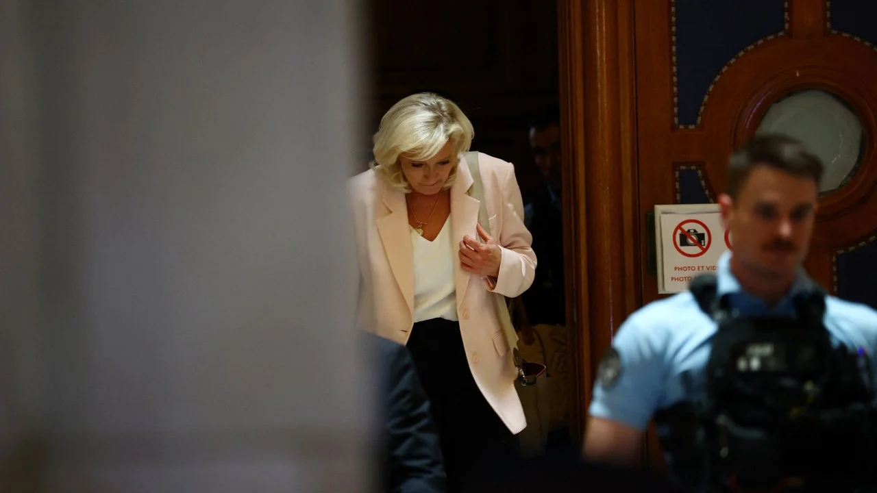 Fransa'da Le Pen'e cumhurbaşkanlığı yolu açıldı: Elektronik kelepçe ile seçime girebilir