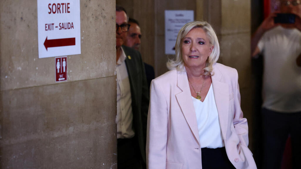 Fransa'da Le Pen'e hapis cezası ama 2027 yolu açıldı