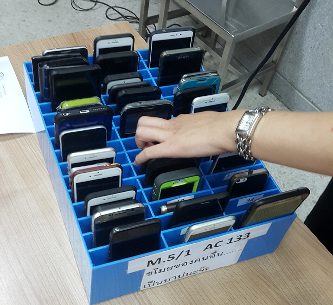 Fransa, liselerde cep telefonu yasağını eylülde getirmeye hazırlanıyor
