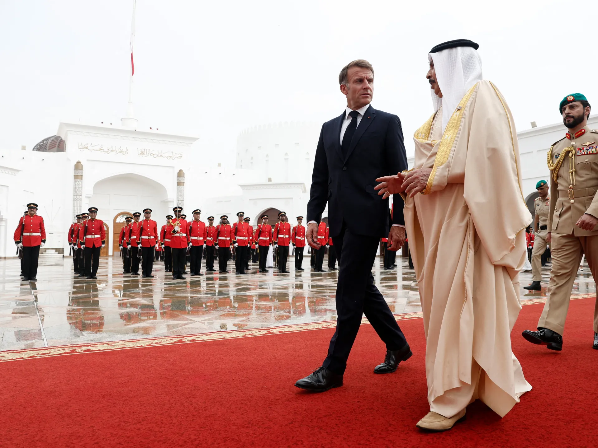 Fransa'da akaryakıt krizi: Macron Körfez'den dizel ithalatını artırıyor