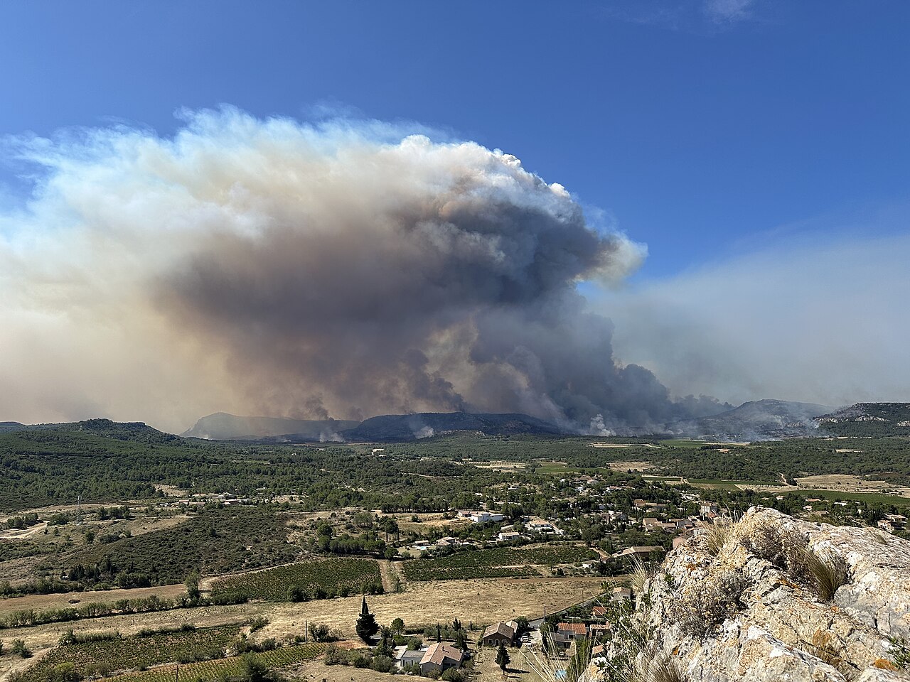 Fransa'da Narbonne yakınlarında 100 hektarlık orman yangını
