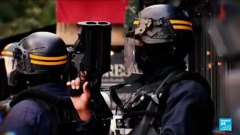 Fransa'da öğrenci protestolarında el bombası kullanımı askıya alındı