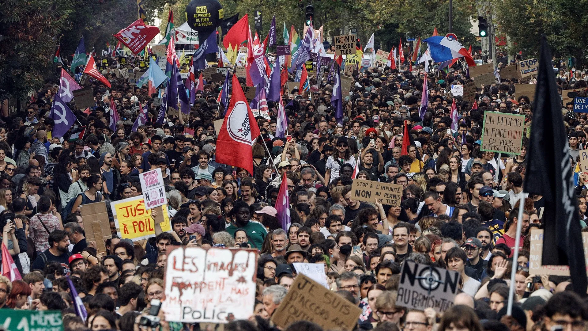 Fransa'da polis şiddeti yasa tasarısına protesto
