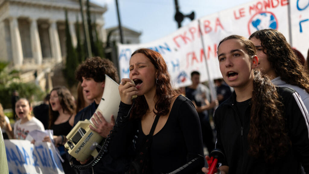 Fransa'da protesto yasakları ve sokağa çıkma kısıtlamaları genişliyor