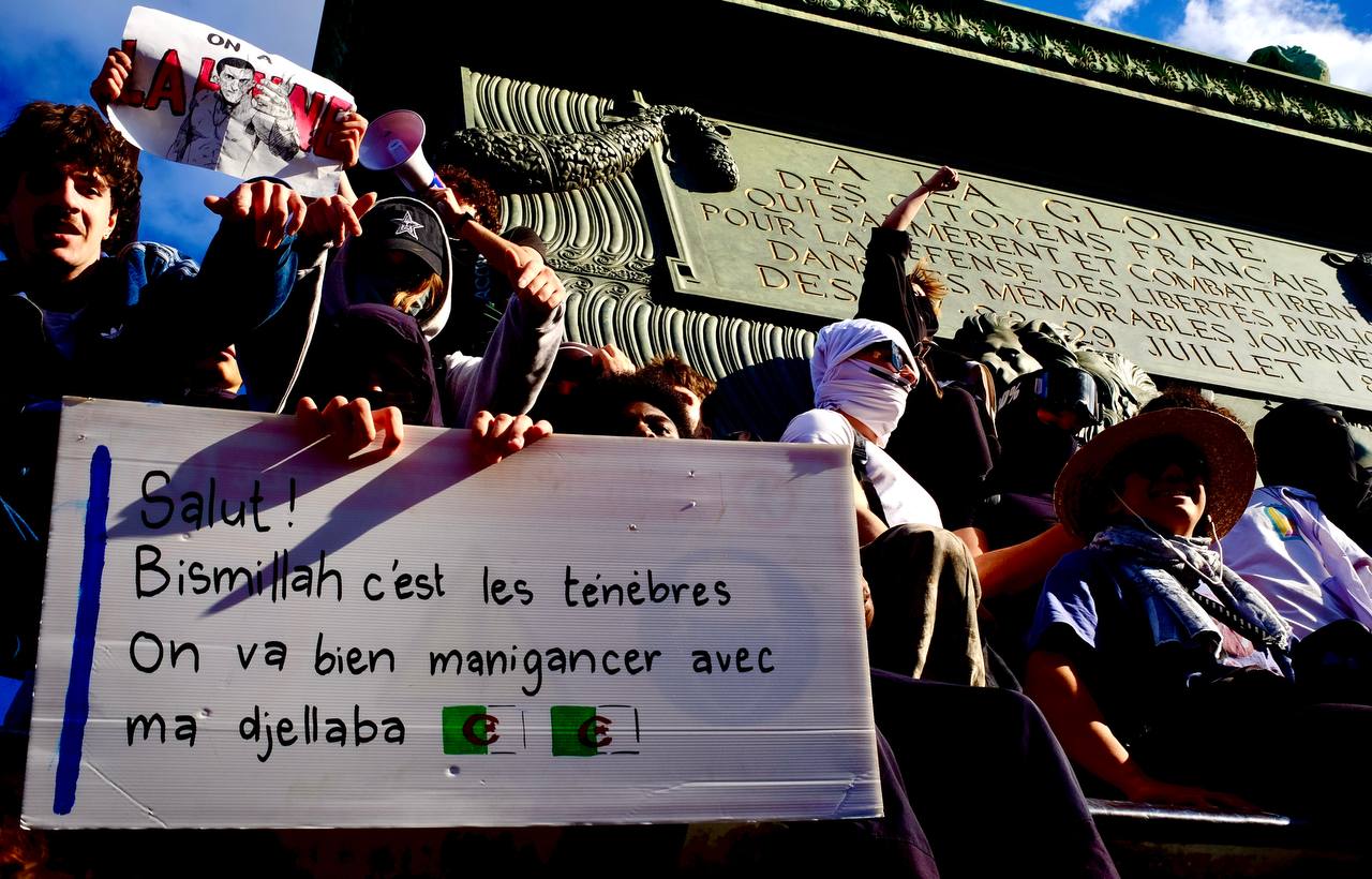 Fransa'da 'Bismillah, karanlık' protesto sloganına dönüştü