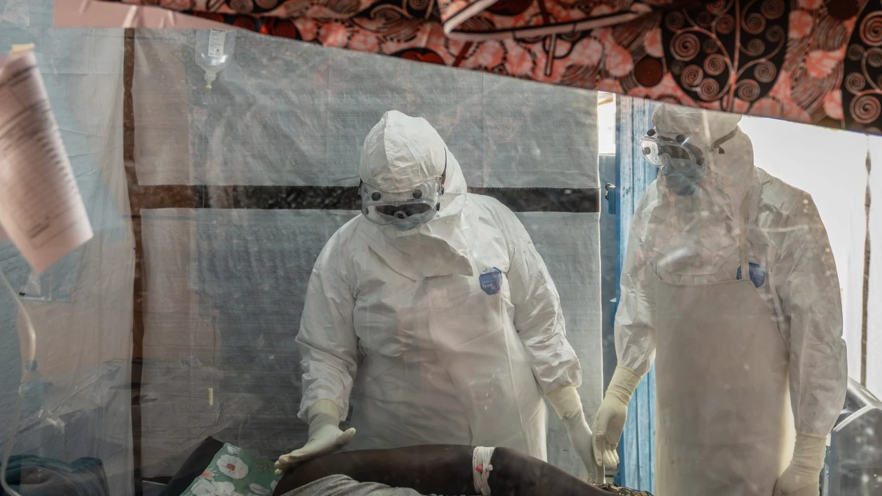 Fransa'da Ebola vakası: Kongo'dan dönen doktarda virüs tespit edildi