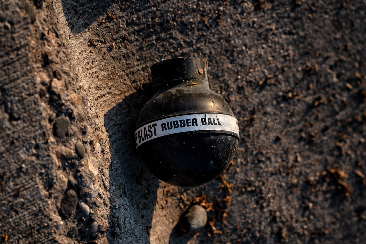 Fransa'da polis memuru, genç çocuğun dişlerini kaybetmesine neden olan göz yaşartıcı gaz bombası kullanımıyla suçlandı