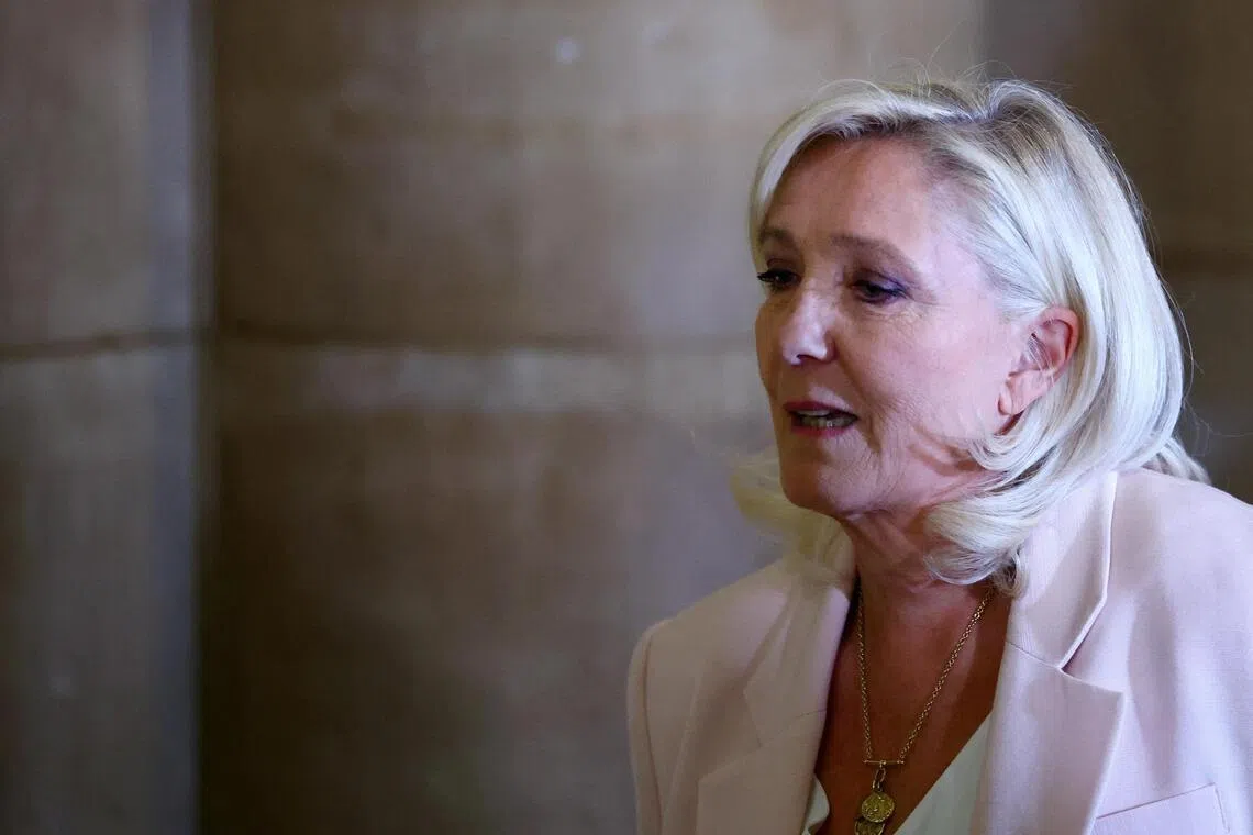 Fransız mahkemesi Le Pen'in siyasi yasağını kısalttı, elektronik kelepçe taktı