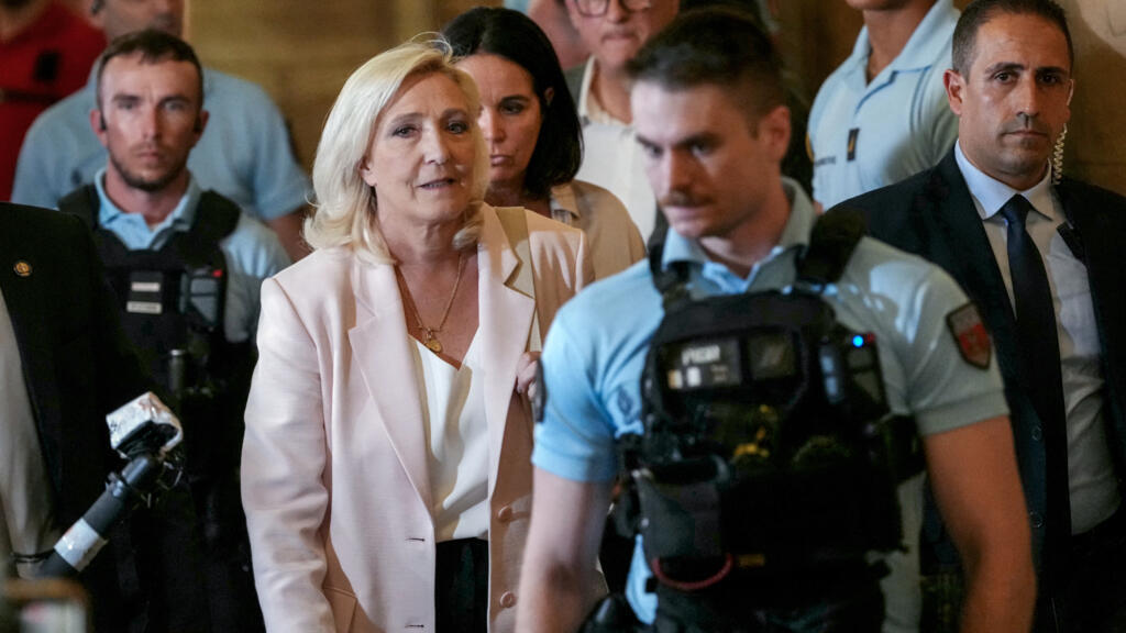 Fransız Mahkemesi Marine Le Pen'e Elektronik Kelepçe Taktı