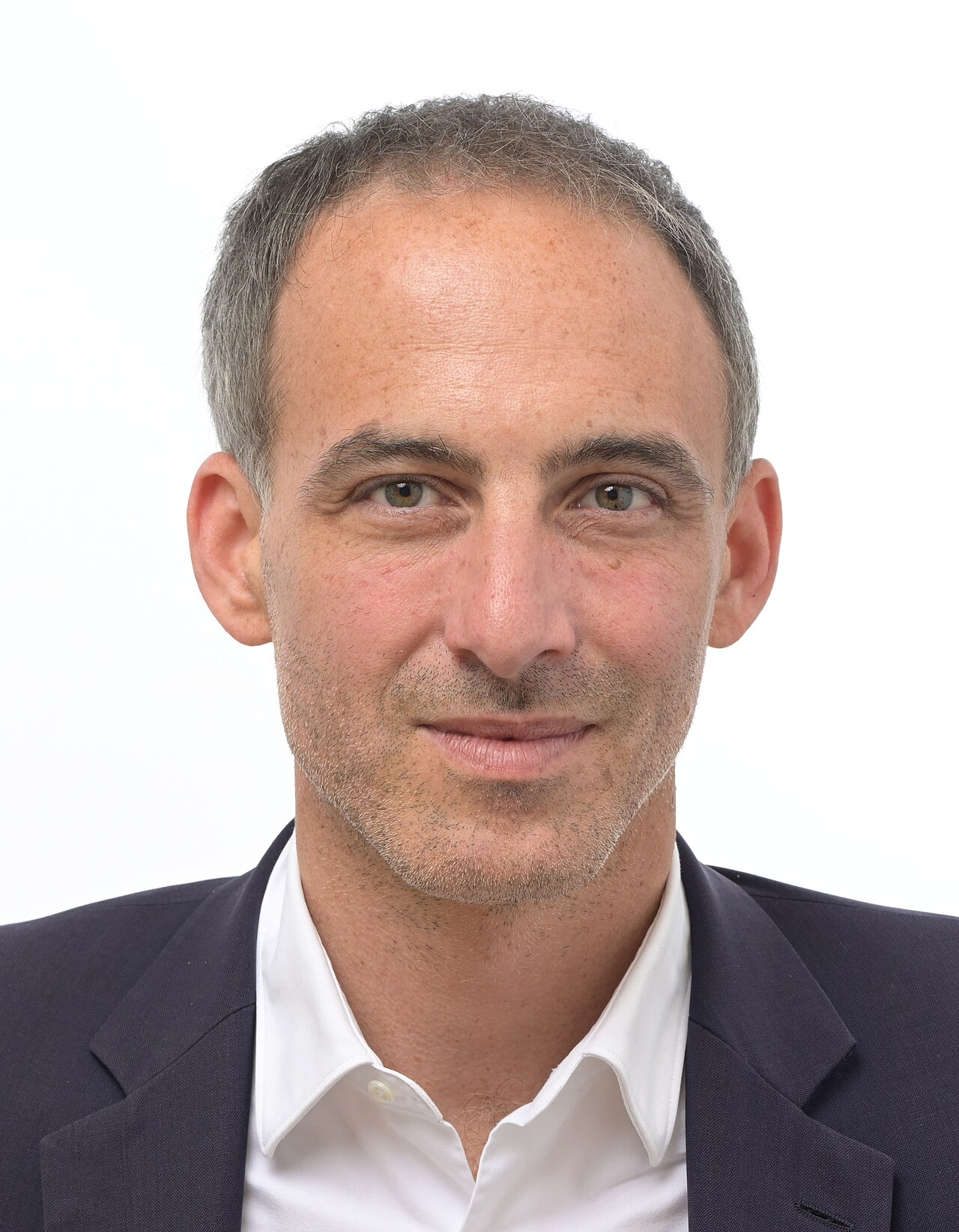 Fransız siyasetçi Glucksmann, bölünmüş solda cumhurbaşkanlığı için yarışa girdi