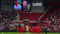 Futbol taraftarları Middlesbrough maçında kaza kurbanı polislere veda etti