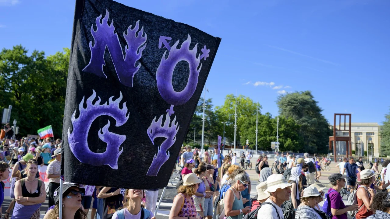 G7 Zirvesi Öncesi Cenevre'de Büyük Protesto: Banka Camları Kırıldı, Araç Ateşe Verildi