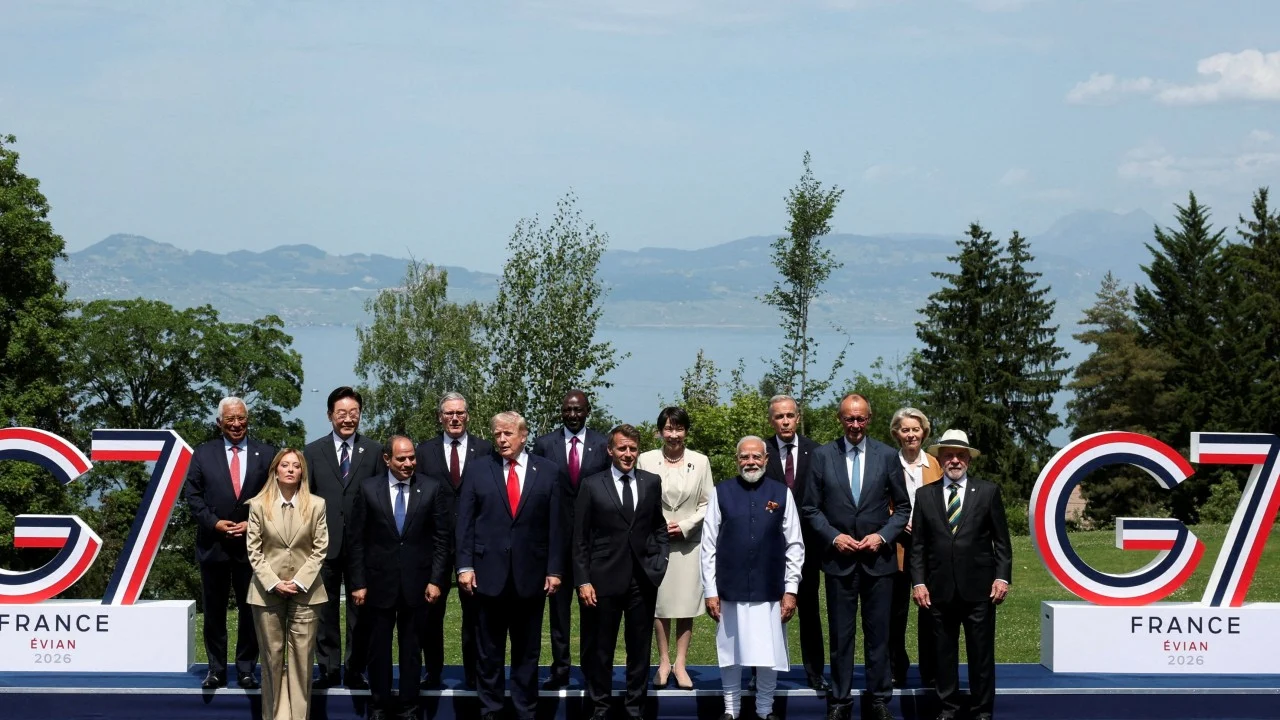 G7 Zirvesi'nde Kayıt Mikrofonlar: Sigara, Futbol ve Grönland