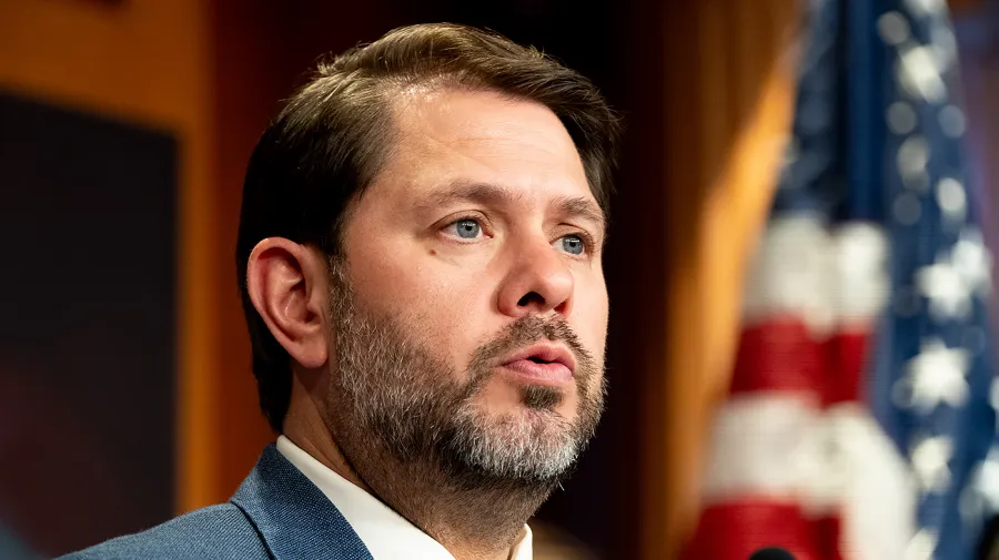 Gallego: USS Lincoln endişeleri Trump'ın askerleri 'oyuncak' gibi gördüğünü kanıtlıyor