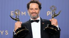 Gallerli Aktör Matthew Rhys Emmy Tarihine Geçti: Çifte Zafer