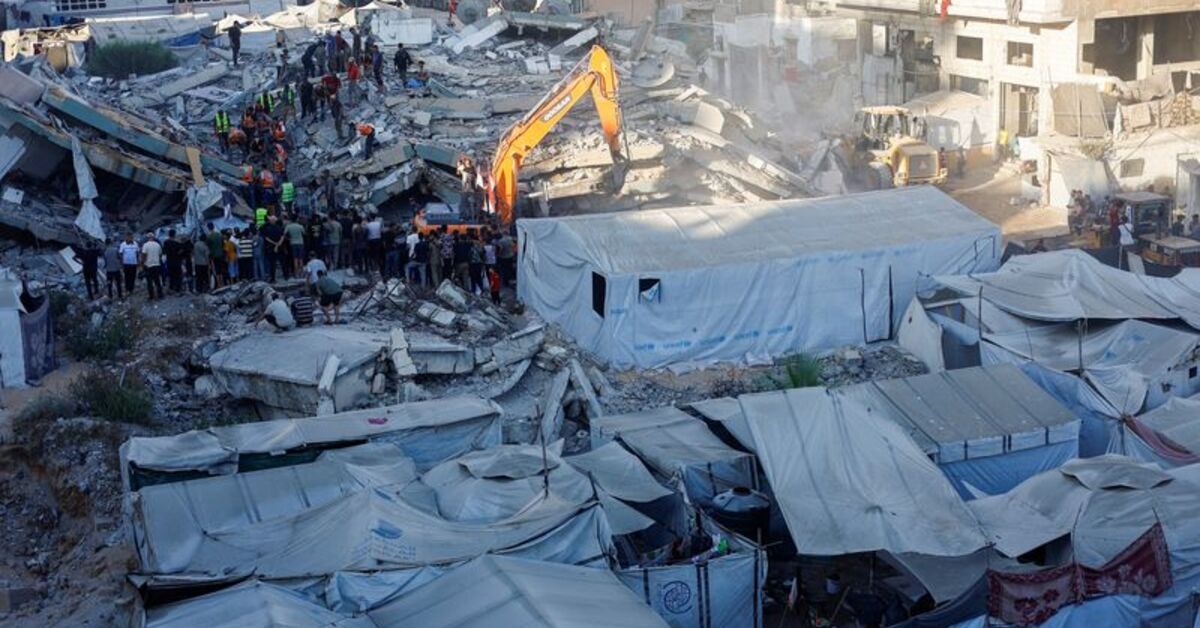 Gazze'de bombalanan bina çöktü: En az 20 ölü