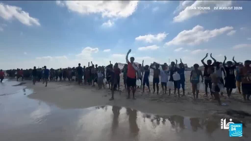 Gazze'de çocuklar travmayla başa çıkmak için toplu yüzme dersinde