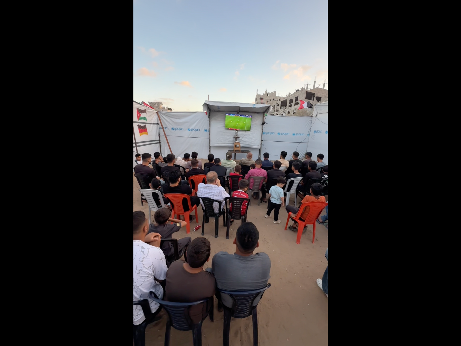Gazze'de İspanya-Suudi Arabistan Maçına Futbolseverler Akın Etti
