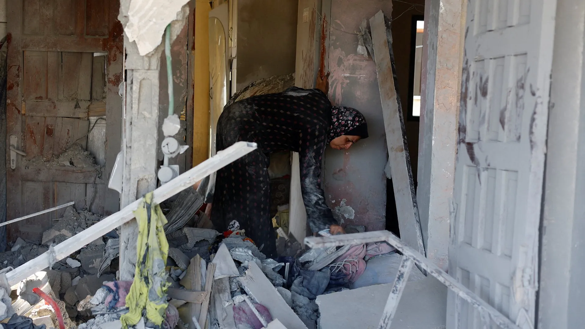 Gazze'de İsrail saldırıları: Evler enkaz, halk enkaz altında