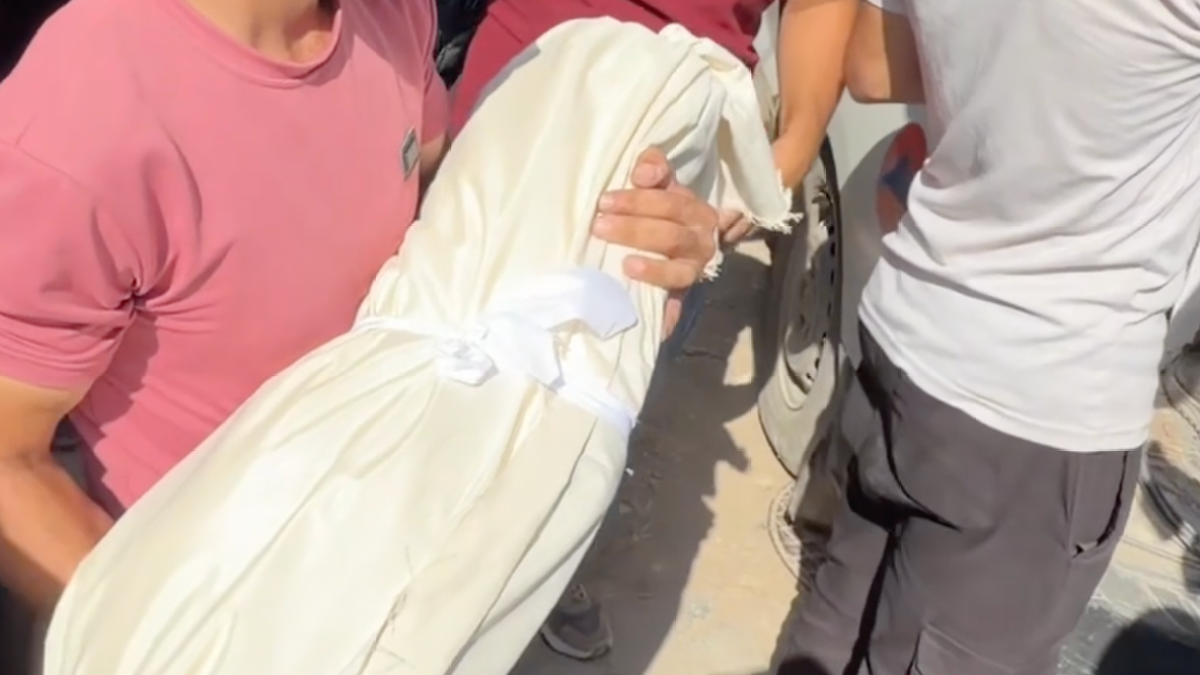 Gazze'de İsrail saldırısında anne karnındaki bebek enkaz altında can verdi
