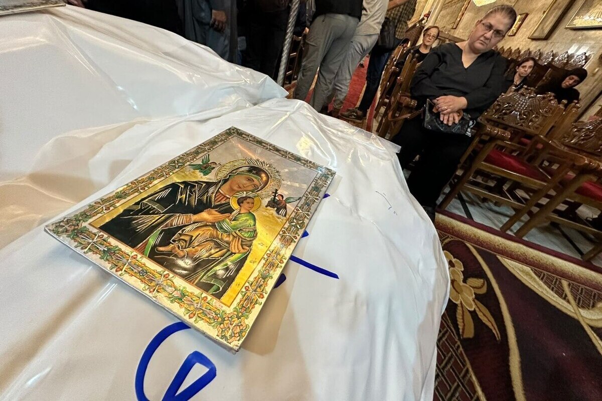 Gazze'de İsrail saldırısı sonrası iki Filistinli Hristiyan için cenaze töreni