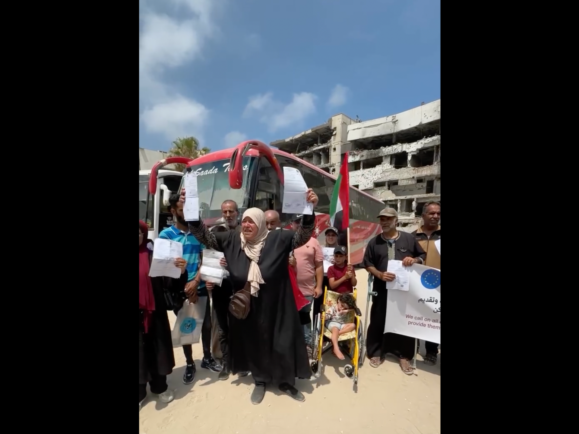 Gazze'de Şifa Hastanesi önünde Filistinlilerden tahliye protestosu