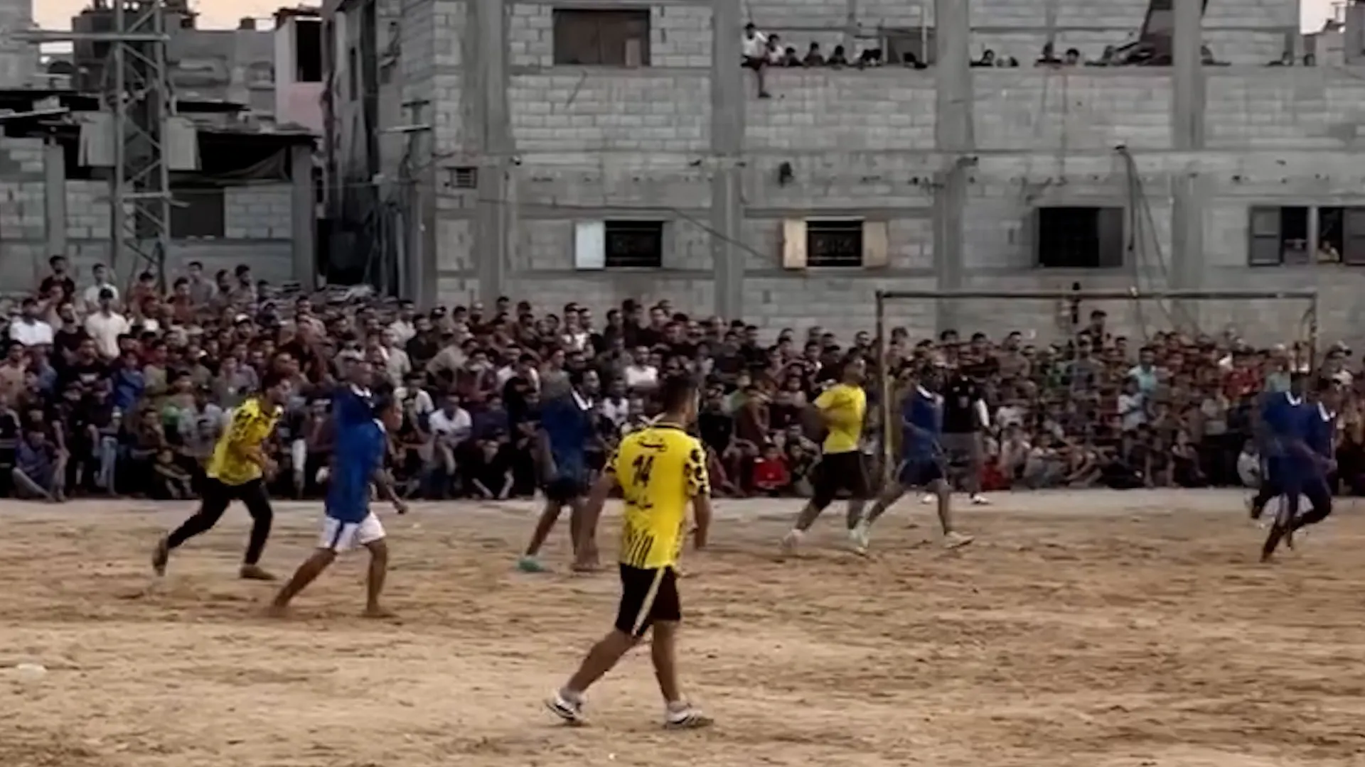 Gazze'de Yıkıntılar Arasında Futbol Maçı