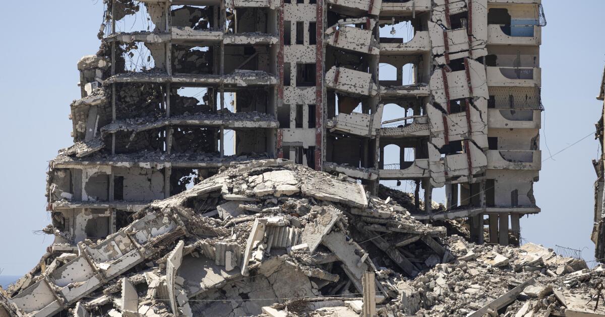 Gazze'de bir babanın oğlunun cesedini arayışı: Enkaz altında binlerce cenaze