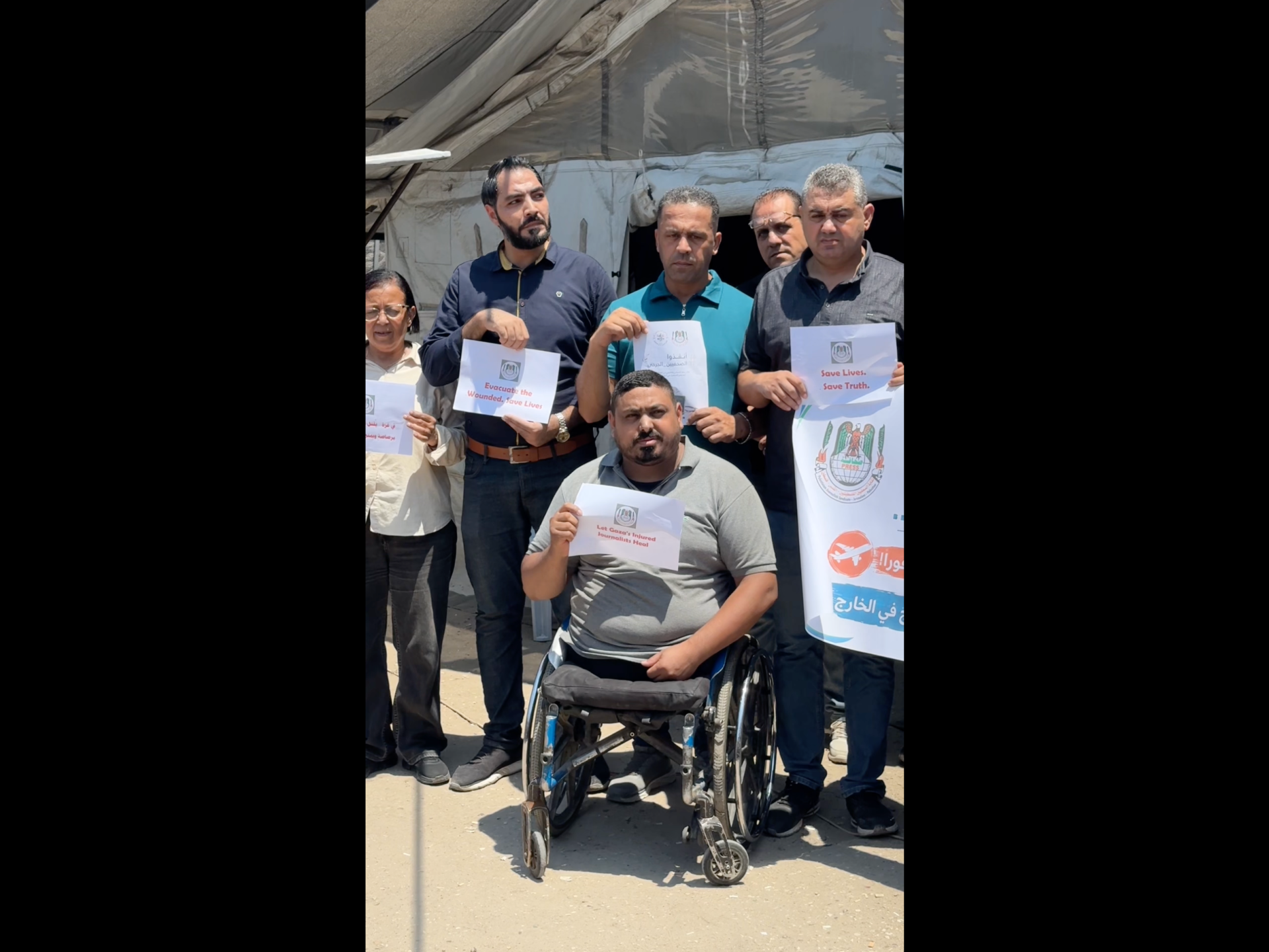 Gazze'de yaralı gazeteciler acil tahliye için protesto düzenledi