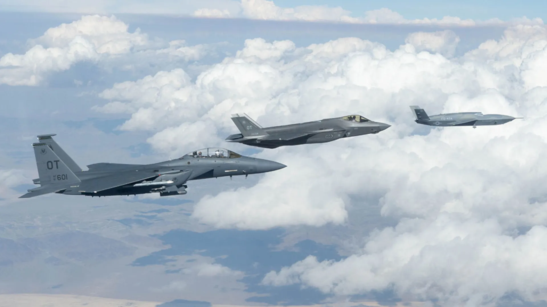 General Atomics FQ-42A Vengeance ABD Savaş Uçaklarıyla Uçuyor