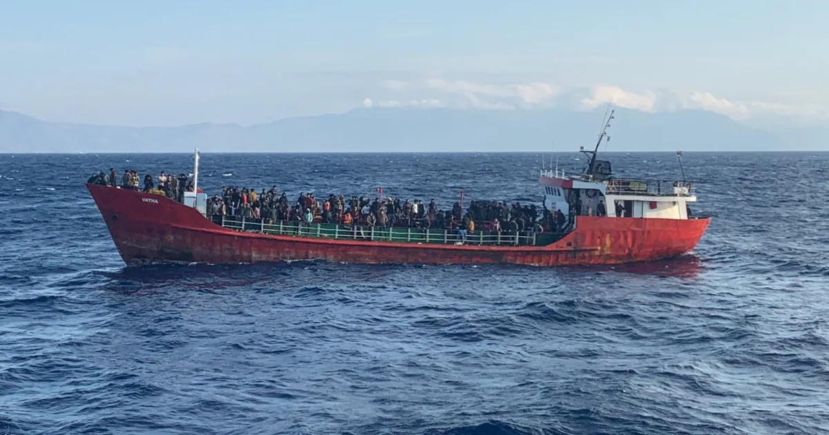 Girit açıklarında göçmen teknesi battı: 1 ölü, 25 kayıp