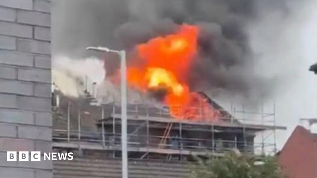 Glasgow'da Uygun Konutlar Yandı: 20 Yıllık Binada Yangın Şüphesi