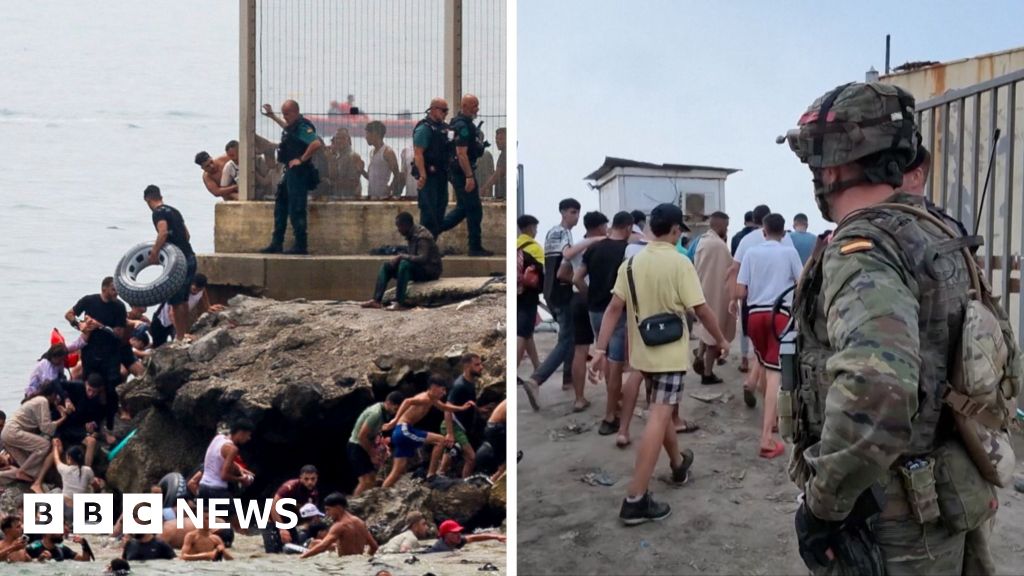 Göçmenler, İspanya'nın Ceuta Özerk Kenti'nde Sınır Çitlerini Aşarak Yüzdü