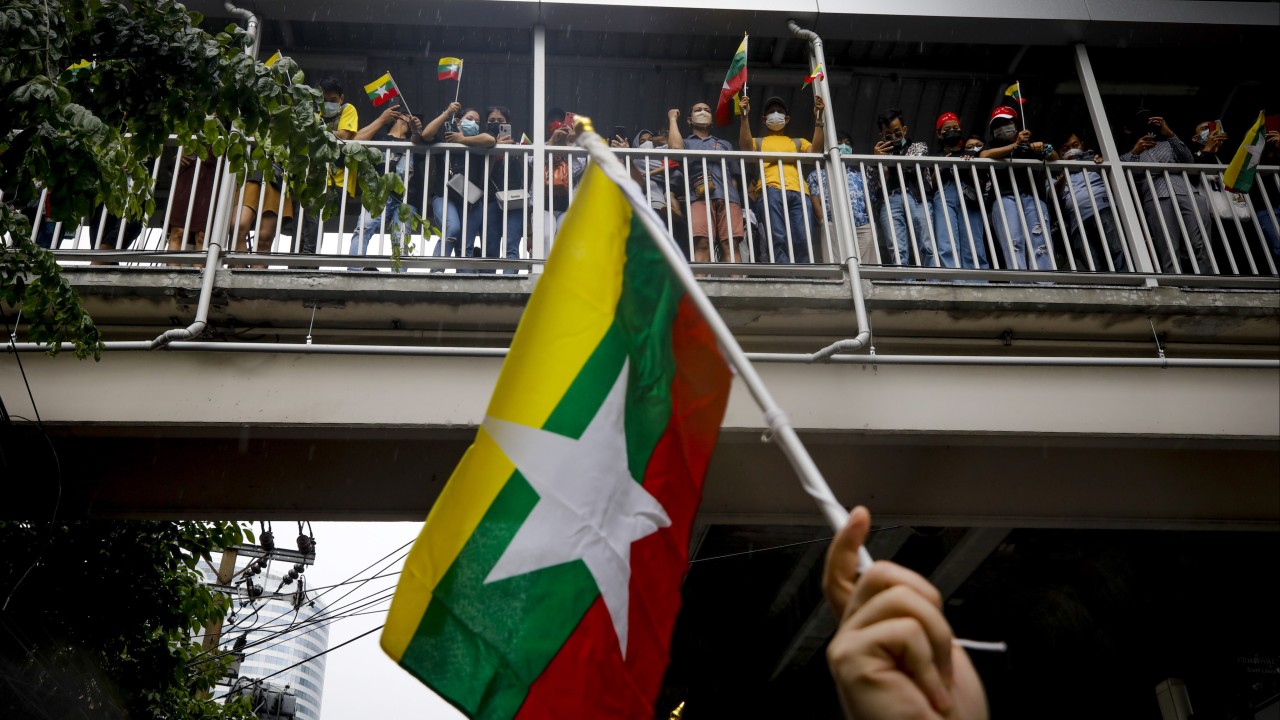 Gölge bankacılık Myanmar cuntasını aç bırakırken direnişi besliyor