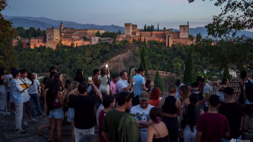 Granada'daki Elhamra Sarayı yeni depremle kapandı
