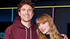 Greg James, Taylor Swift'in Düğününü Anlattı: Birden Fazla Pasta ve Çalınan Hatıralar