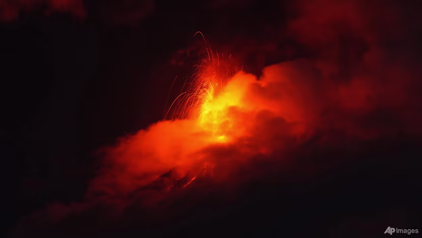 Guatemala'da Fuego Yanardağı Patladı: Köyler Boşaltılıyor