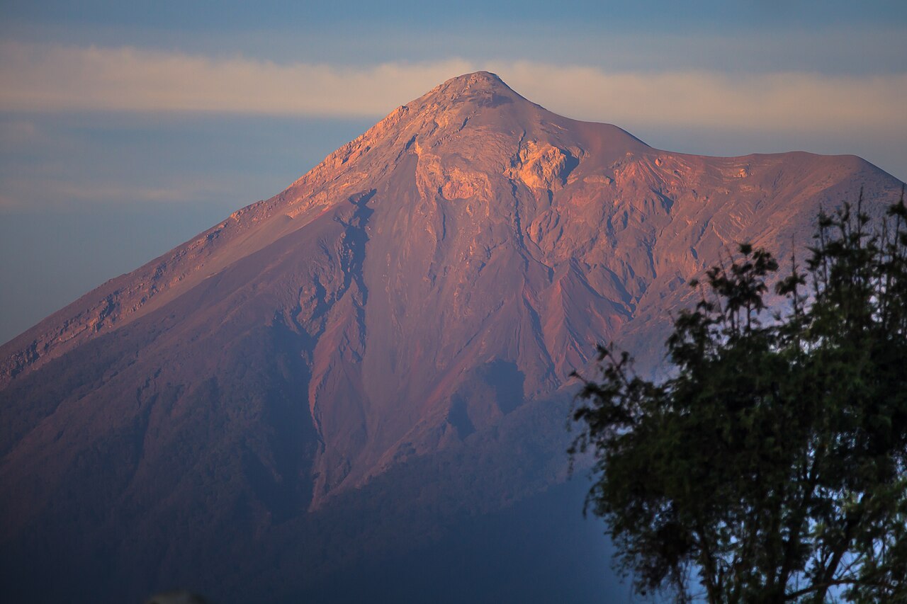 Guatemala'da Fuego Yanardağı Yeniden Faaliyete Geçti: Yetkililerden Tehlike Alarmı