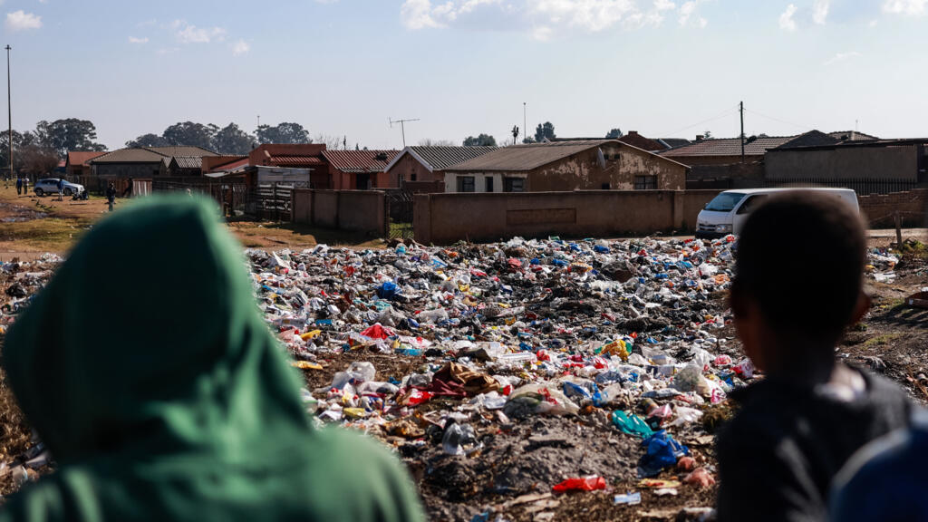 Güney Afrika'da çöp ve çukur belediyecilik krizi seçimleri gölgeliyor