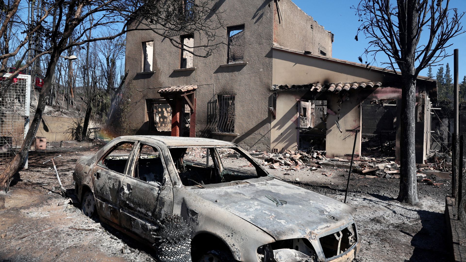 Güney Avrupa'da yangınlar: Binler evlerini terk etti