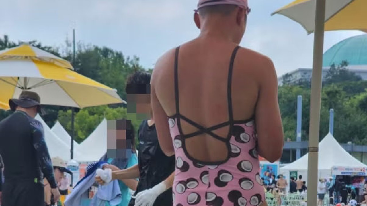 Güney Kore'de pembe mayolu adam havuzda tartışma yarattı