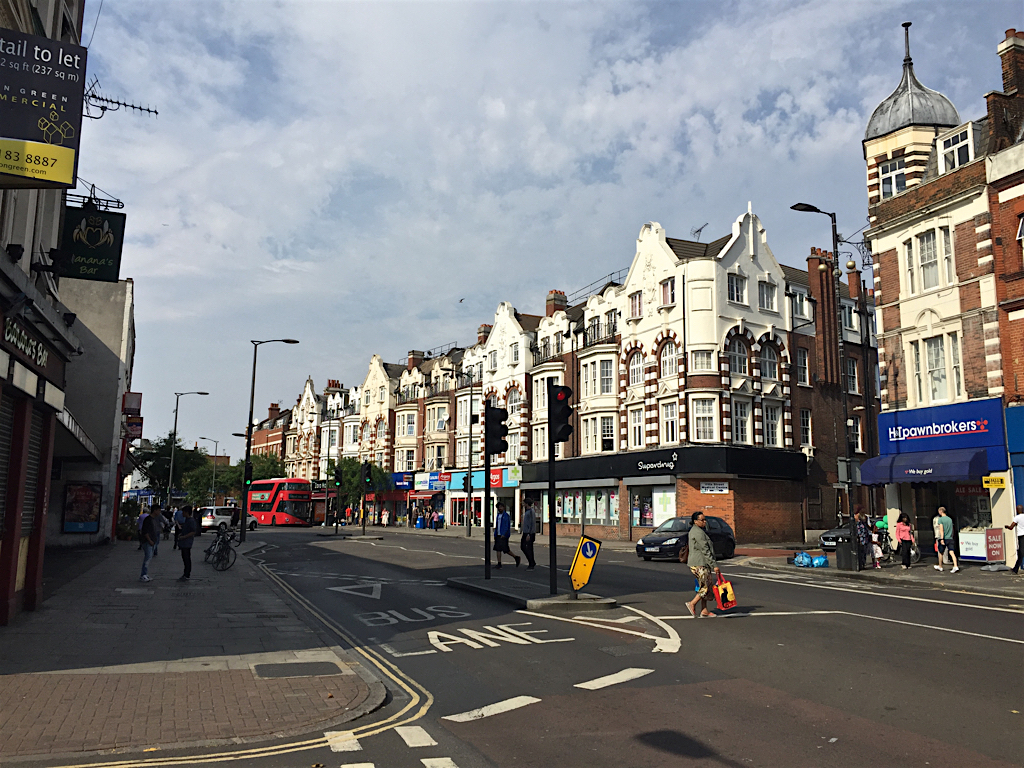 Güney Londra'daki geri dönüşüm merkezinde büyük yangın: 100 itfaiyeci müdahale ediyor